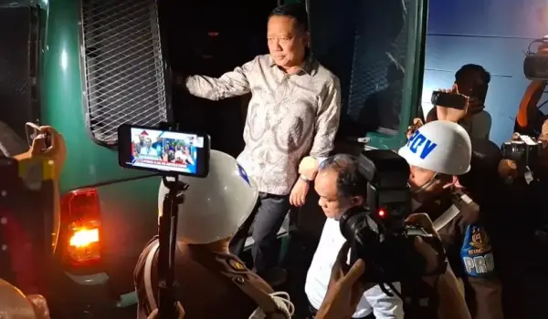 Mantan Jampidsus Febrie Adriansyah saat akan ditahan di Rutan KPK.