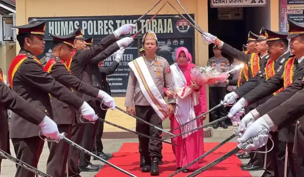 AKBP Budi Hermawan bersama istrinya, Ny. Juni Budi.