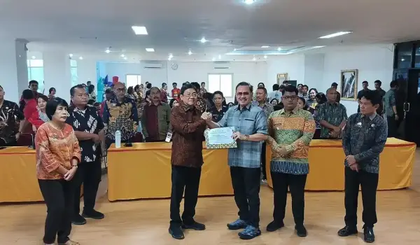 Anggota DPR RI, Frederik Kalalembang (kanan) salam komando dengan Bupati Toraja Utara, Frederik Viktor Palimbong di ruang pola kantor Bupati Toraja Utara, Jumat (25/9/2026).