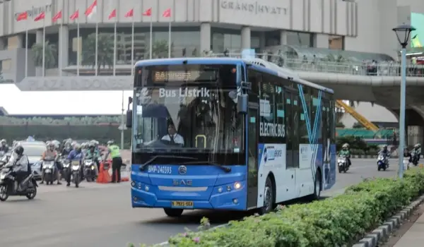 Ilustrasi-Bus Transjakarta melintas di Kawasan Bundaran HI.