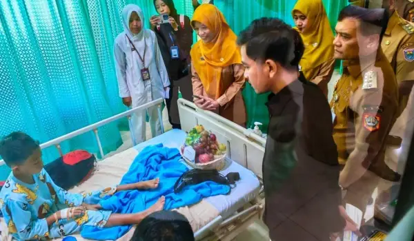 Wapres Gibran dan Gubernur Jateng Ahmad Luthfi saat melihat kondisi pelajar korban keracunan MBG di Kabupaten Batang.