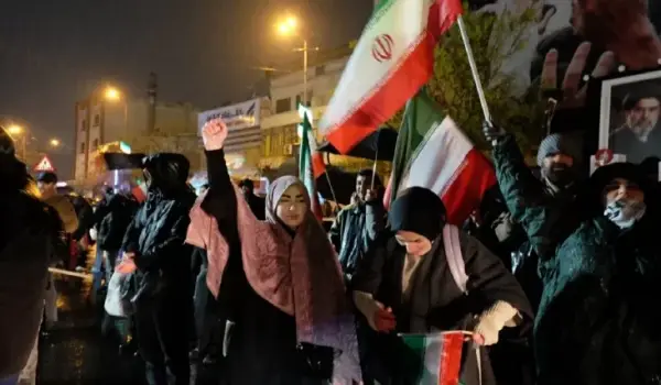 Para Warga Iran Saat Turun ke Jalan Menentang Agresi Amerika Serikat dan Israel. Foto/Tehran Times