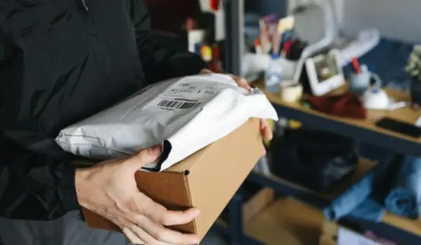 Ilustrasi paket belanja di e-commerce.