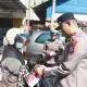 "Polantas Menyapa : Polres Parepare Bagikan 100 Bendera ke Pengendara"