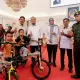 "Viral Video Dua Bocah Mengais Sisa Kue , Gubernur Sulsel Beri Hadiah Sepeda"
