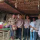 Hadir di Tengah Keprihatinan Warga Penghuni Rumah Reyot, Kapolres Takalar Turun Langsung Salurkan Bantuan