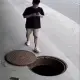 Viral! Dua Pejalan Kaki Jatuh ke Lubang Got Terbuka di Lokasi yang Sama Akibat Asyik Main Ponsel