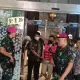 Tersangka kasus TPPU Don Ritto memakai rompi tahanan Kejagung,