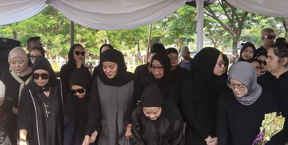 Usai Tegar Jalani Prosesi, Olla Ramlan Jatuh Pingsan Saat Tabur Bunga Untuk Ibunda