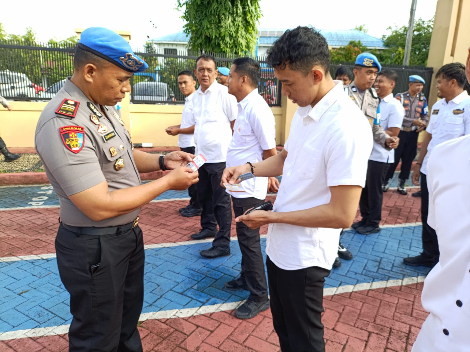 Razia Disiplin Polres Maros, Propam Periksa Dari Konten HP Hingga Kelengkapan Surat-Surat  Personel