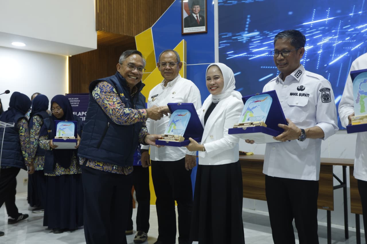 Wali Kota Palopo, Naili Trisal Terima Anugerah Konstruksi Terbaik II Se-Sulawesi