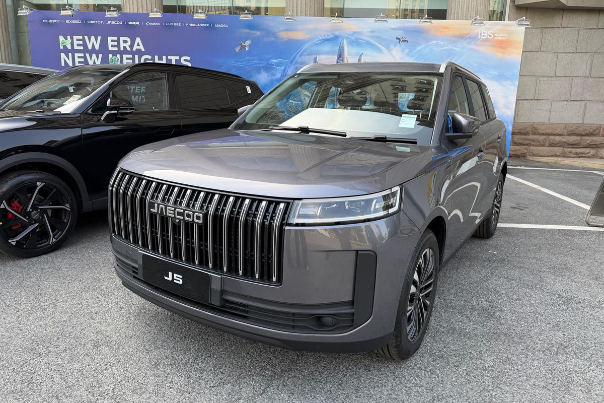 Mengenal Jaecoo J5: Dari Grille Besar ala SUV Konvensional hingga Desain Futuristis Versi EV