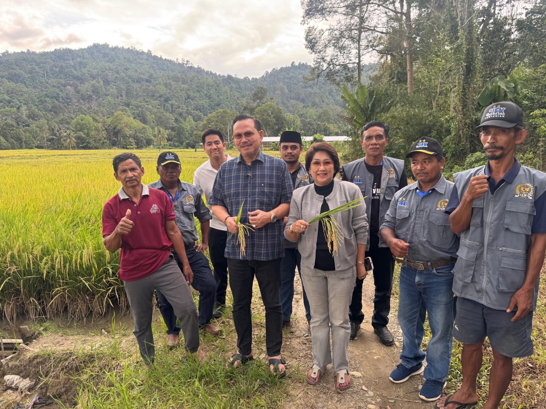 JFK foto bersama petani dan masyarakat