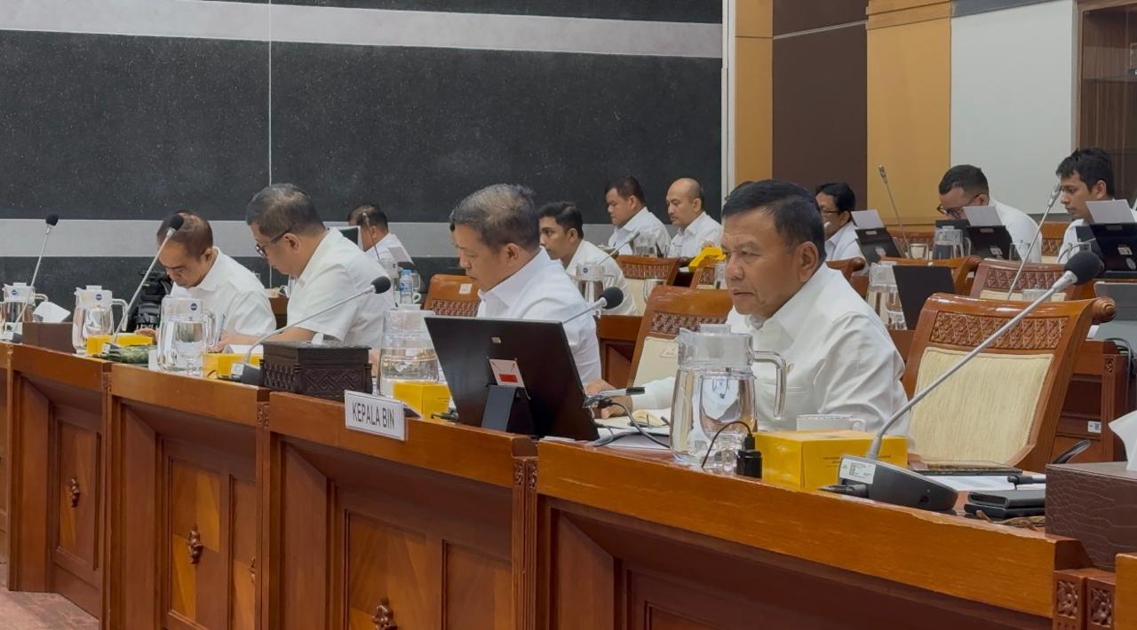 Kepala BIN Letjen TNI (Purn) Muhamad Herindra bersama Wakil Kepala BIN, Komjen Pol Agung Setya Imam Effendi rapat bersama dengan Komisi I DPR RI