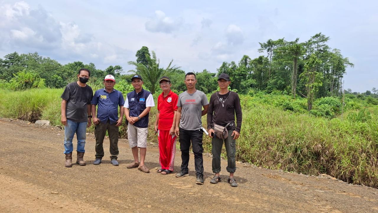 Team JFK melakukan pemantauan di lokasi tanah